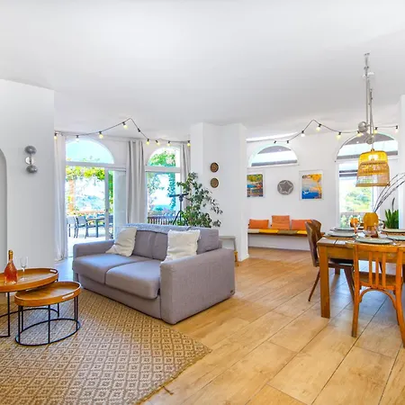 Nyaraló Garavan, Paradis Face A La