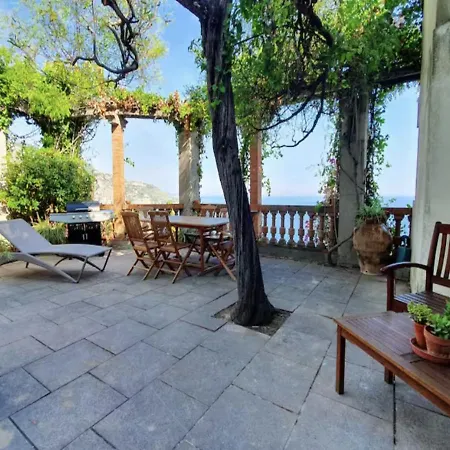 Nyaraló Garavan, Paradis Face A La *